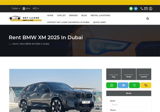BMW XM 2025 на дороге в Дубае с панорамой города на фоне